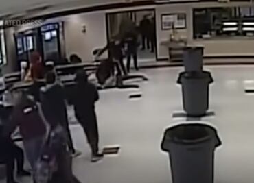 Video. Policía pone rodilla en el cuello de una niña de 12 años en Wisconsin