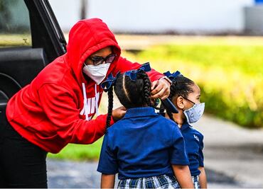 Revés para gobernador de Florida; distritos escolares decidirán sobre cubrebocas
