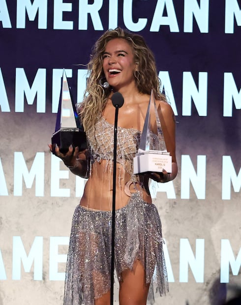 Karol G arrasa los American Music Awards; presume silueta de impacto con diminutos looks. Foto: AFP
