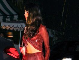 Eiza González pone en tendencia los pantalones transparentes y deslumbra