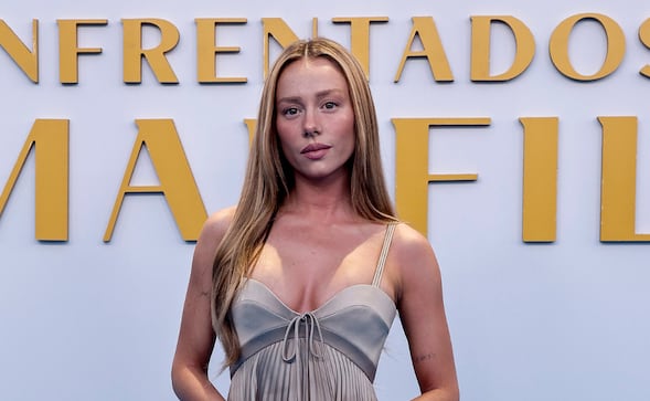 Ester Expósito deslumbra con vestido slip en la premiere de ‘Enfrentados: Marfil’ y habla de su romance con Mbappé 