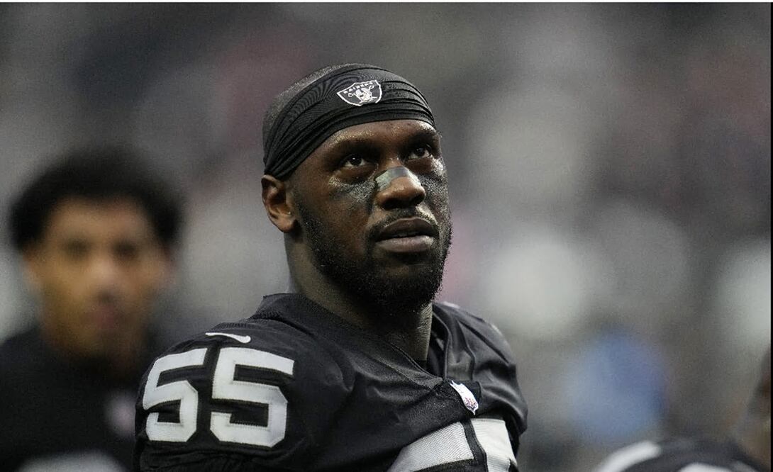 El defensive end de los Raiders de Las Vegas Chandler Jones ha sido arrestado por acusaciones de violar una orden de protección contra violencia doméstica. Foto AP
