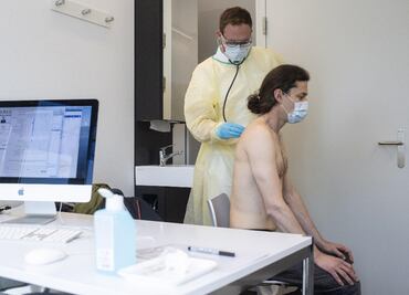 "Coronavirus puede transmitirse cuando las personas hablan y respiran"