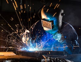 Perspectivas salariales: ¿Cuánto gana un soldador en Estados Unidos por hora y año?