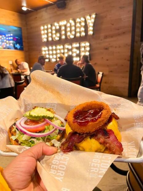 3 bares para ver deportes, divertirse y comer delicioso en Las Vegas 