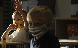 Miles de alumnos regresan a casa en Palm Beach tras casos de Covid