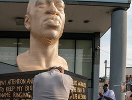 Supremacistas blancos hacen pintas en busto de George Floyd