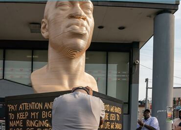 Supremacistas blancos hacen pintas en busto de George Floyd