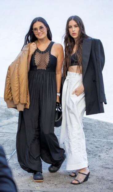 Demi Moore "impacta" con revelador look braless junto a su hija Scout