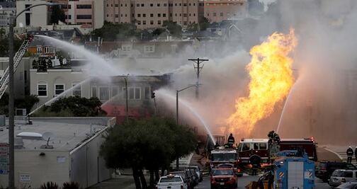 Incendio en edificio de San Francisco tras explosión por fuga de gas