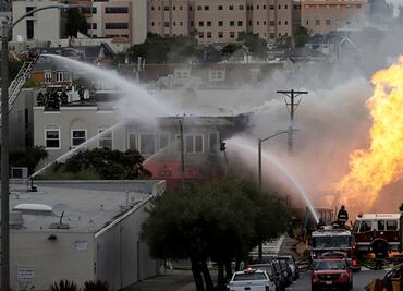 Incendio en edificio de San Francisco tras explosión por fuga de gas