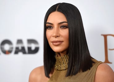 Kim Kardashian presume cinturita y marcadas curvas con catsuit negro