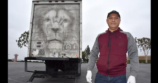 El mexicano que convierte su camión en una galería de arte en EU