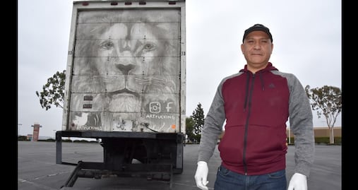El mexicano que convierte su camión en una galería de arte en EU