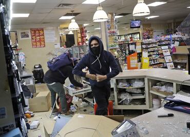 Video. Saqueos en la Quinta Avenida de NY en otra jornada de disturbios
