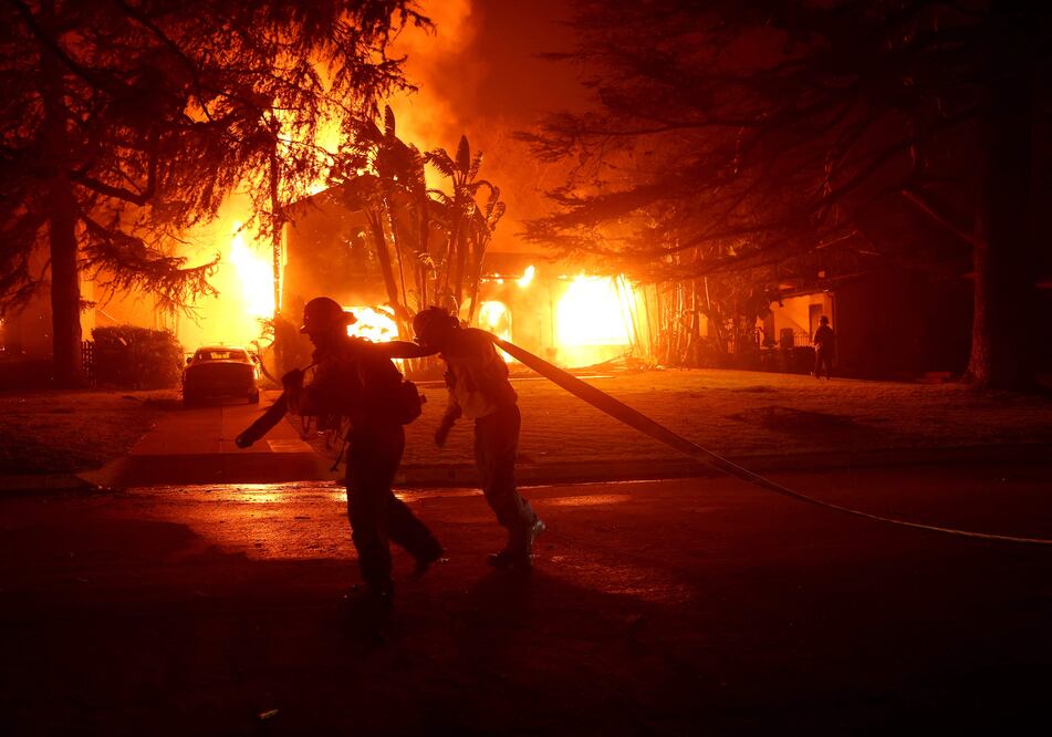 ALTADENA, CALIFORNIA - JANUARY 08: Evacúan residencia de Kamala Harris en Los Ángeles por incendios forestales (Photo by JUSTIN SULLIVAN / GETTY IMAGES NORTH AMERICA / Getty Images via AFP)