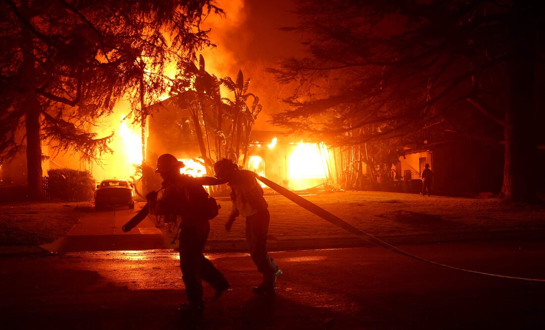 ALTADENA, CALIFORNIA - JANUARY 08: Evacúan residencia de Kamala Harris en Los Ángeles por incendios forestales (Photo by JUSTIN SULLIVAN / GETTY IMAGES NORTH AMERICA / Getty Images via AFP)