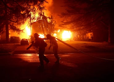 Evacúan residencia de Kamala Harris en Los Ángeles por incendios forestales