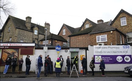 Reino Unido anuncia primera muerte por ómicron y refuerza medidas