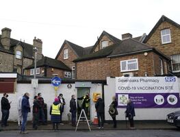 Reino Unido anuncia primera muerte por ómicron y refuerza medidas