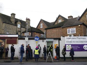 Reino Unido anuncia primera muerte por ómicron y refuerza medidas