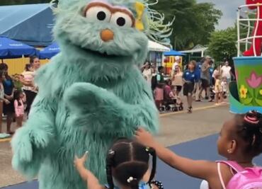 Parque temático de Plaza Sésamo se disculpa por ingnorar a niñas afroamericanas