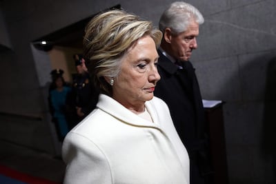 Hillary Clinton pide que Trump sea llamado a declarar "bajo juramento" ante comisión Epstein