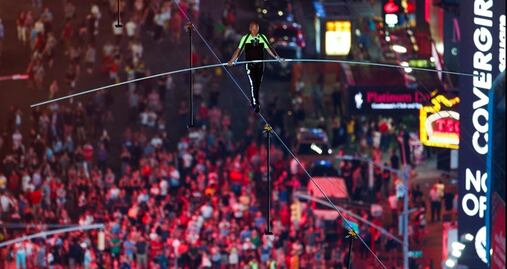 Video. Equilibristas cruzan Times Square por un cable a 25 pisos de altura