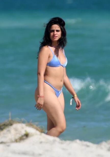 Camila Cabello presume curvas con diminuto bikini en Miami Beach