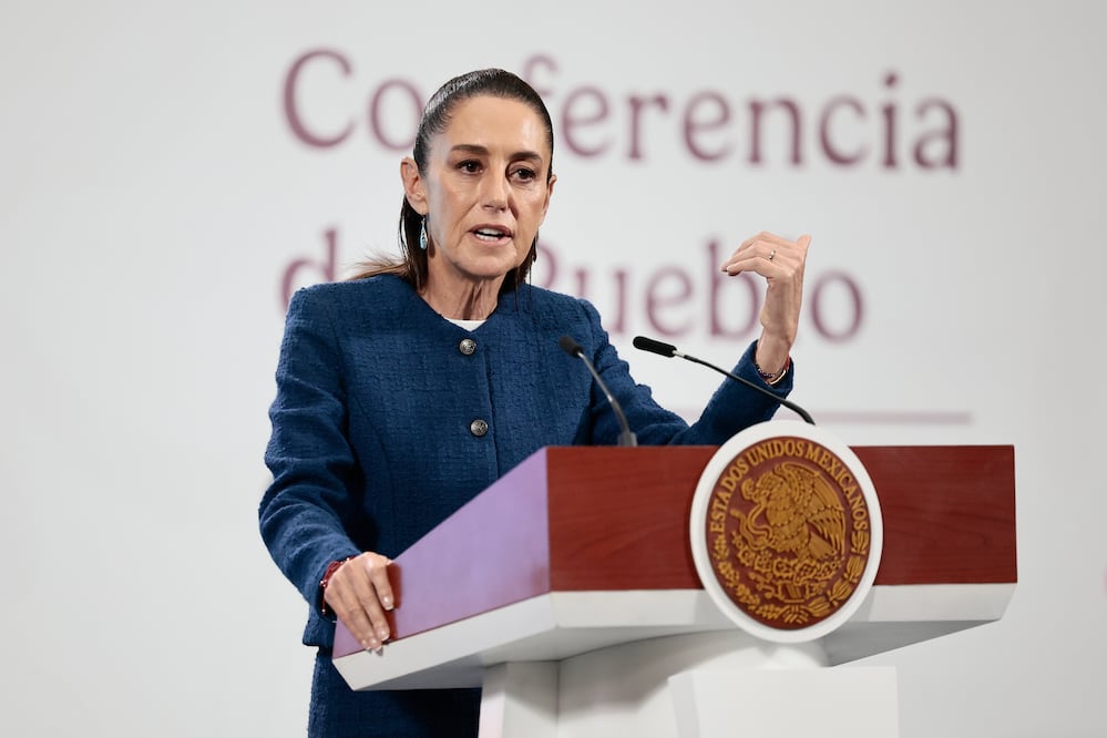 Sheinbaum responde con todo: desmiente que Beatriz Gutiérrez Müller viva en España. EFE/ José Méndez