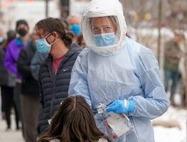 ¿Ómicron es la variante que marcará el fin de la pandemia?