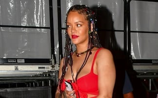 Rihanna conquista Barbados con minivestido de recortes al estilo braless 
