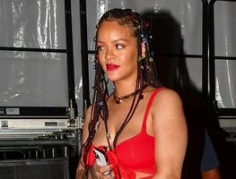 Rihanna conquista Barbados con minivestido de recortes al estilo braless
