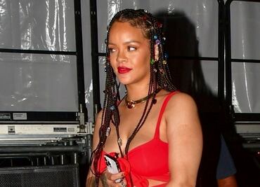 Rihanna conquista Barbados con minivestido de recortes al estilo braless