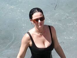 Katy Perry se luce con traje de baño negro en vacaciones con Orlando Bloom