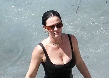 Katy Perry se luce con traje de baño negro en vacaciones con Orlando Bloom