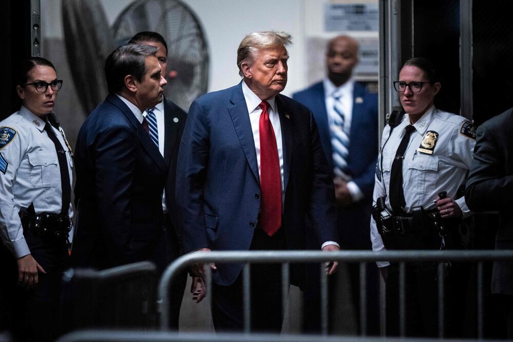 Former US President Donald Trump returns to the courtroom after a break during the first day of his trial for allegedly covering up hush money payments linked to extramarital affairs, at Manhattan Criminal Court in New York City on April 15, 2024. Trump is in court Monday as the first US ex-president ever Inicia juicio histórico contra Trump en Nueva York; acciones de su compañía se desploman. (Photo by Jabin Botsford / POOL / AFP)