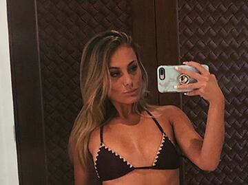 La novia de Luis Miguel arrasa con fotos en lencería