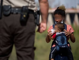 Niñas halladas en frontera de EU estaban secuestradas, dice tía