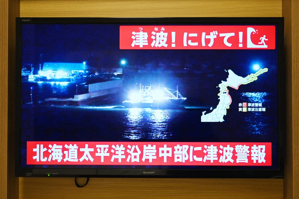 Activan alerta de tsunami en Japón tras sismo de 7.6 VIDEO. Foto: GREG BAKER / AFP