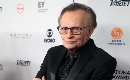 El presentador Larry King está hospitalizado por Covid-19