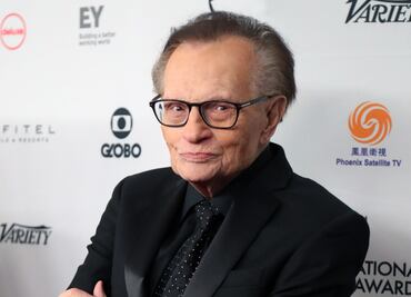El presentador Larry King está hospitalizado por Covid-19