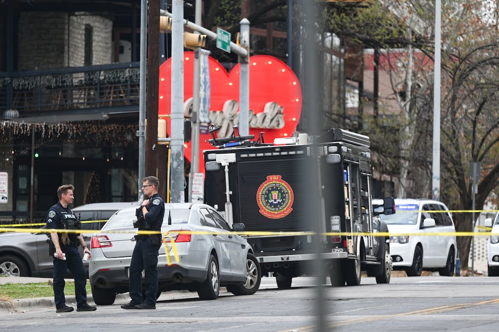 Tiroteo en bar de Austin deja 3 muertos y 18 heridos; FBI investiga posible terrorismo. (AP Photo/Jack Myer)