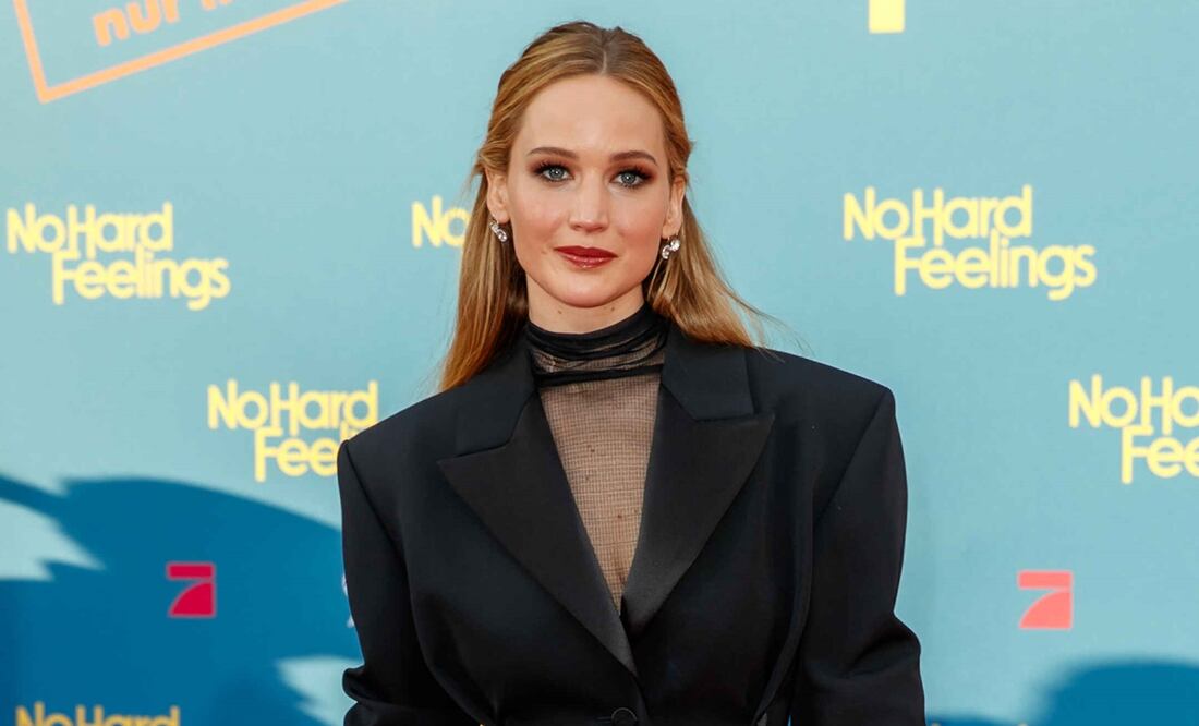 Jennifer Lawrence se une a la tendencia sin pantalón con glamuroso blazer en Alemania.