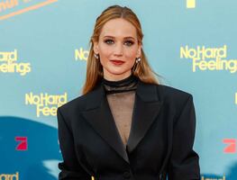Jennifer Lawrence se une a la tendencia sin pantalón con glamuroso blazer en Alemania