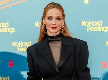 Jennifer Lawrence se une a la tendencia sin pantalón con glamuroso blazer en Alemania
