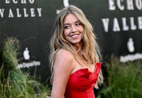 Sydney Sweeney se luce etérea con pequeño look vaquero en sesión