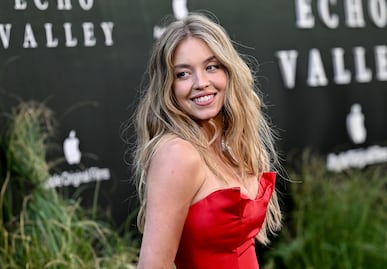 Sydney Sweeney se luce etérea con pequeño look vaquero en sesión
