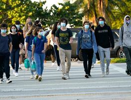 Profesora sin cubrebocas ni vacuna infecta a varios estudiantes en California: CDC