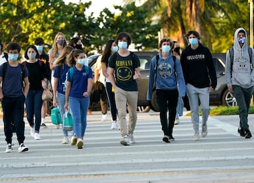 Profesora sin cubrebocas ni vacuna infecta a varios estudiantes en California: CDC